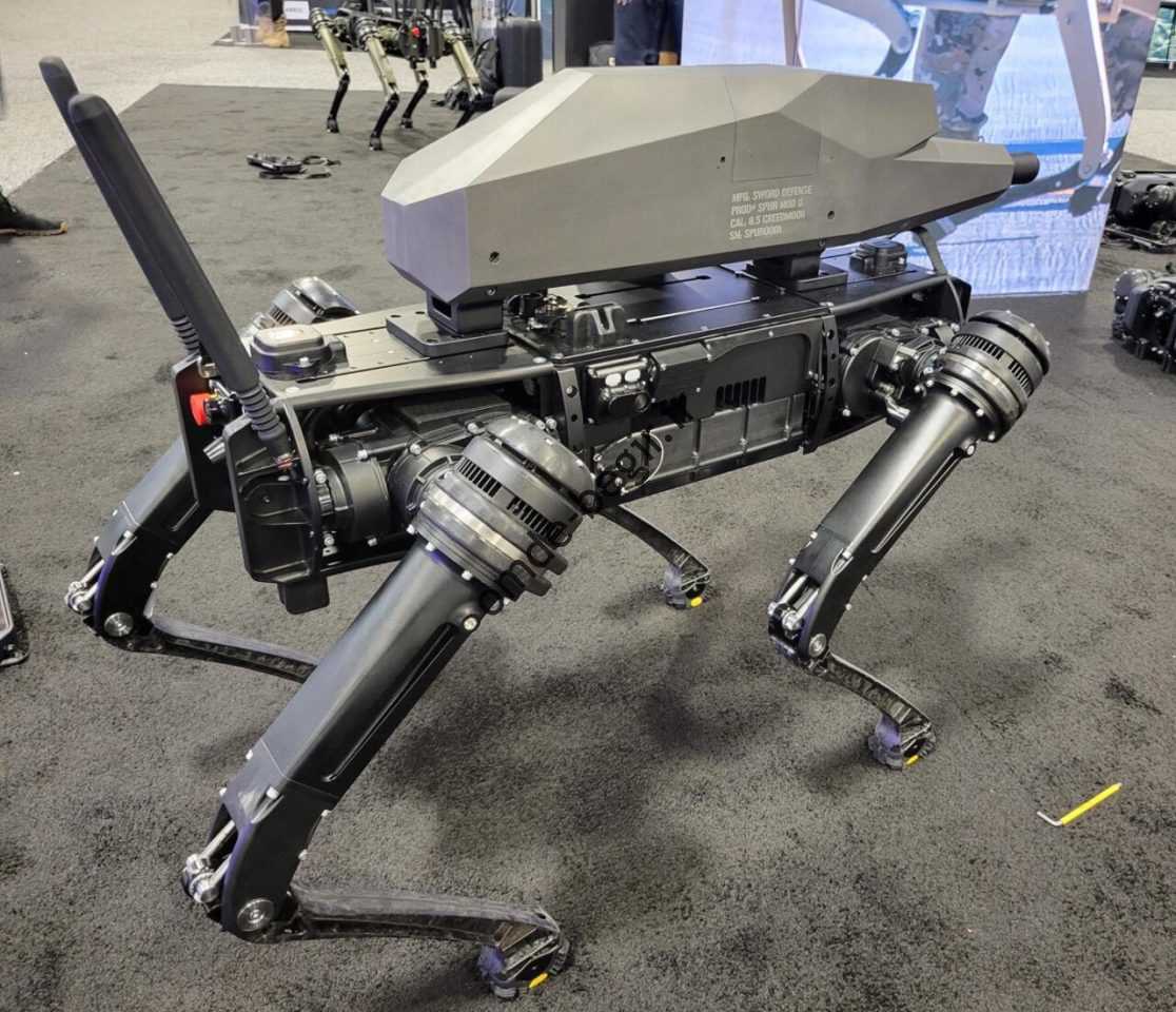 سگ رباتیک Vision 60 توسط Ghost Robotics مستقر در فیلادلفیا ساخته شده است، استارتاپی که بر روی ربات های پا تمرکز دارد.